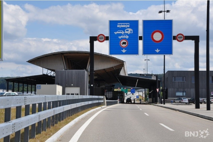 Pas moins de 15'900 travailleurs frontaliers percevaient un salaire dans le Jura en 2024, soit 5'000 de plus qu'en 2017. (Photo: archive d'illustration - douane de Boncourt.)