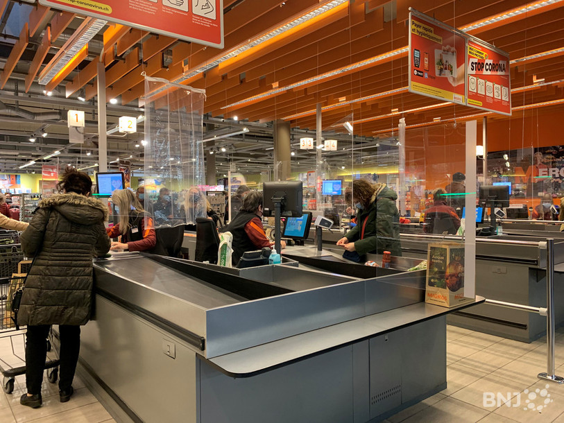 Les cinq caisses du supermarché bruntrutain ont toutes été ouvertes une bonne partie de la journée de lundi.