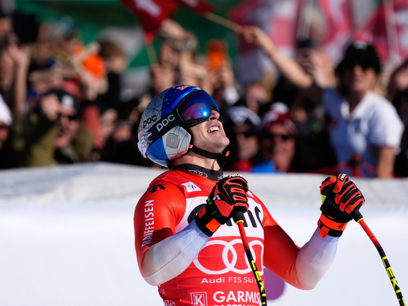 Marco Odermatt a signé la 54e victoire de sa carrière en remportant la descente de Garmisch devant deux autres Suisses. (Photo : KEYSTONE/AP/Giovanni Auletta).