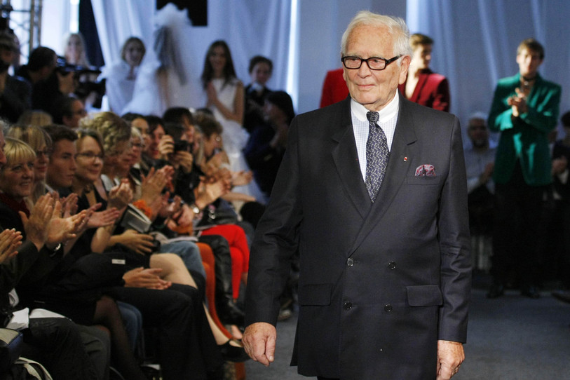 Pierre Cardin présente une collection de prêt-à-porter en 2011 à Paris (photo: AP/Jacques Brinon).