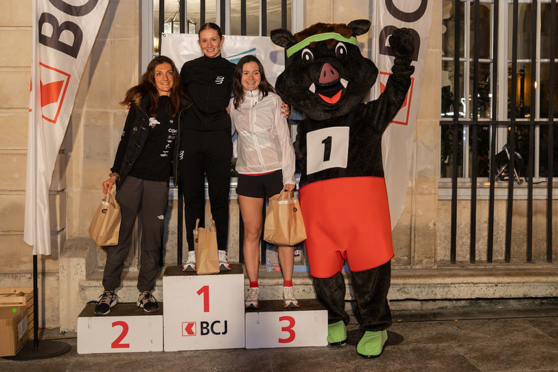 Sofia Chételat est grimpée sur la plus haute marche du podium féminin devant Morgane Crausaz et Lova Cortat. (Photo : La Bruntrutaine)