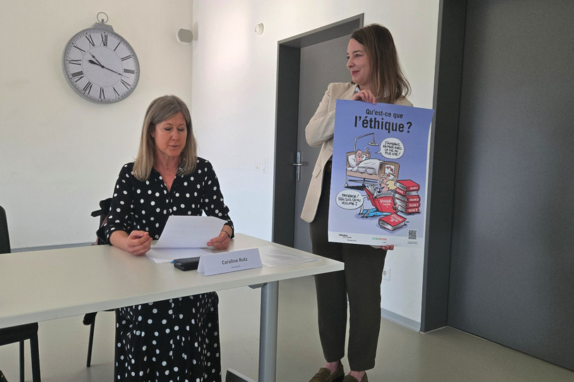 Lisa Raval (à droite) présente une des affiches à côté de sa conceptrice, Caroline Rutz, alias « Caro ».
