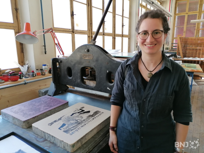 La sellière Ursula Gutzwiller dans l’Atelier de gravure à Moutier, dont certains membres de l’association participent également aux JEMA.