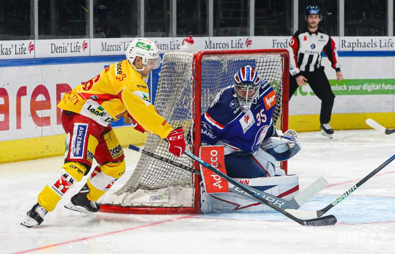 Le Biennois Fabio Hofer met la pression sur le portier zurichois Ludovic Waeber. Le HCB a signé un bel exploit mercredi (photo: Mauricette Schnider).