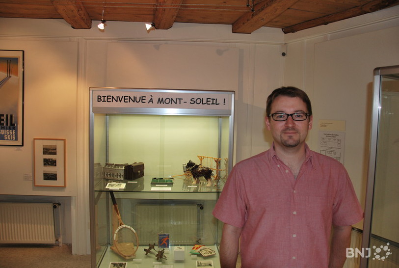 Claude-Alain Künzi, conservateur du Musée de Saint-Imier, présente l'une des vitrines réalisée par une étudiante de l'Université de Neuchâtel