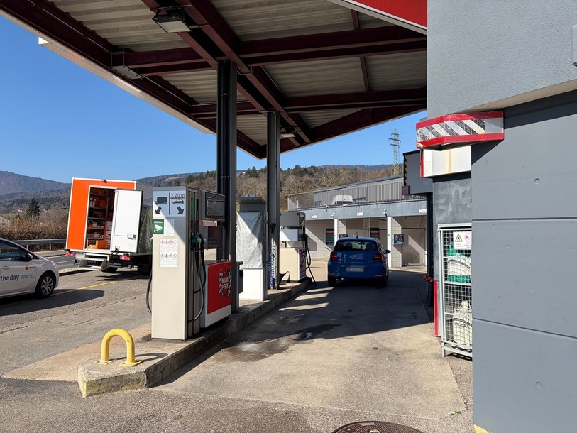 Les prix à la pompe ont massivement augmenté, de quoi faire réagir l'UDC Neuchâtel. (Photo d'archives)