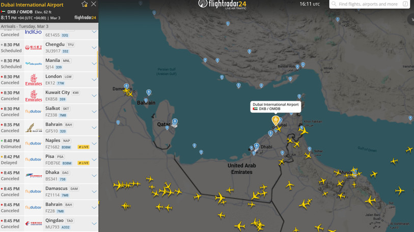 Sur le site flightradar24, les aéroports de Doha, Abu Dhabi et Dubaï sont inhabituellement calmes. A gauche, de nombreux vols sont devant se poser à Dubaï sont annulés.
