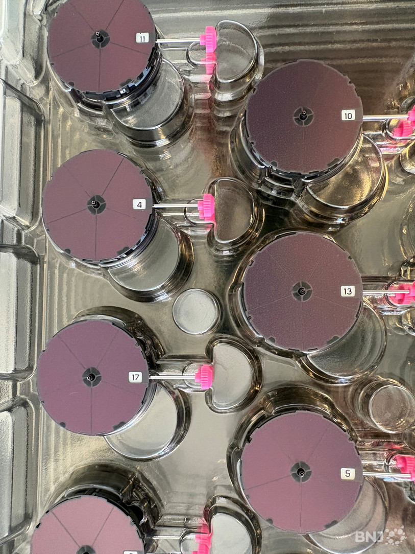 Une série de mouvements à quartz solaires sortie des lignes de production de MLJP.