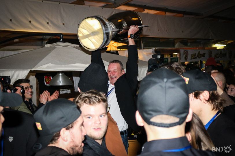 Le président du HC Ajoie Patrick Hauert soulève la Coupe de Suisse sous la tente du HCA à Porrentruy. C'était dans la nuit du 2 au 3 février 2020 (photo : archives/Mauricette Schnider).