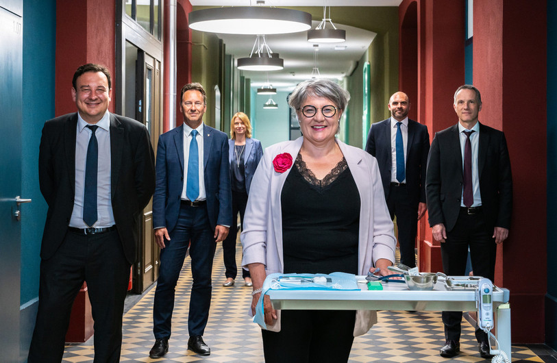 De gauche à droite: Jean-Nath Karakash, Alain Ribaux, Séverine Despland, Monika Maire-Hefti, Laurent Favre et Laurent Kurth souhaitent la bonne année à la population neuchâteloise. (Photo: Service presse)