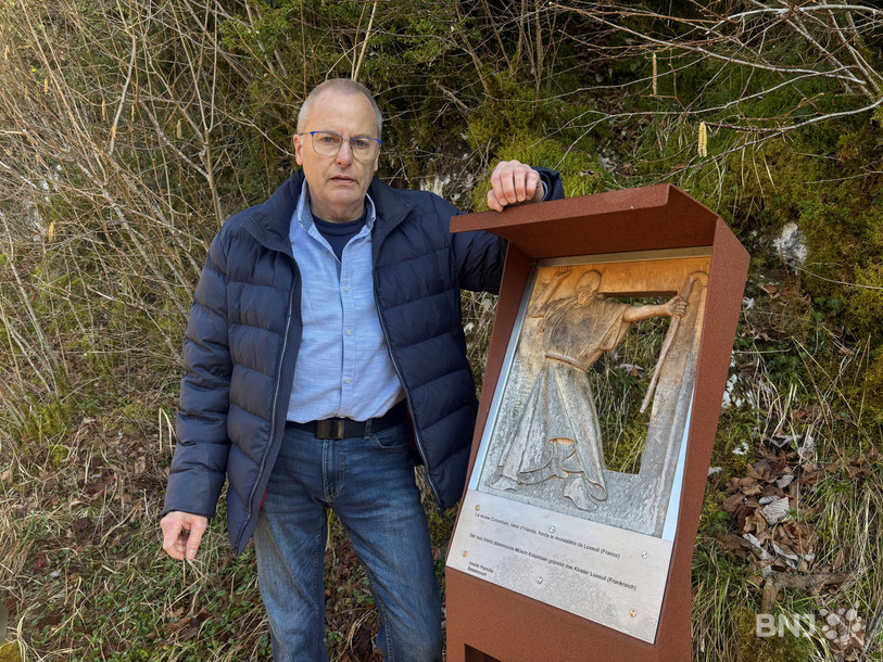 Yves Ammann pose devant la première sculpture.