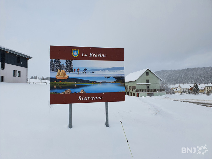 La Brévine, surnommée la « Sibérie de la Suisse », a connu sa nuit la plus froide de la saison à −30,3 °C.