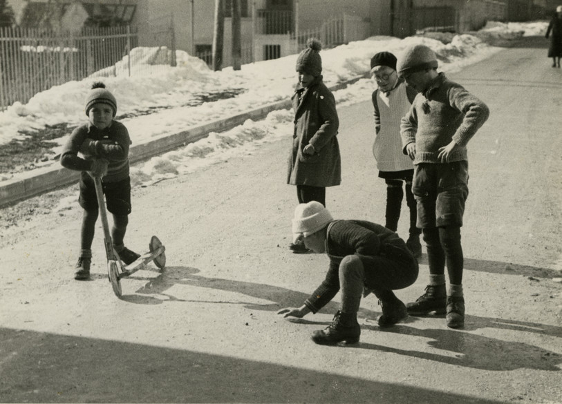 Une partie de Mötz se joue dans les rues de St-Imier, ici en 1932. Photo: Mémoires d'Ici, Fonds Marcel Sunier