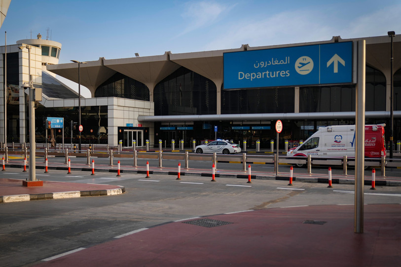 Une voiture de police et une ambulance parquées sur la route des départs de l'aéroport international de Dubaï, déserté suite à sa fermeture. (AP Photo/Altaf Qadri)