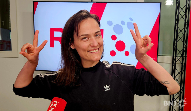 Aude Bourrier, heureuse de revoir le printemps (et pour détourner les horreurs qu’elle raconte), dans « La Matinale ».