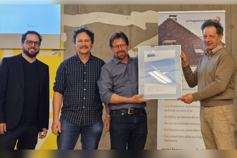 Monsieur Georges Ohana, ambassadeur de l’association Cité de l’énergie, a procédé à la remise du réaudit du label « Cité de l’énergie » à la Ville de Moutier. (Photo : Moutier.)