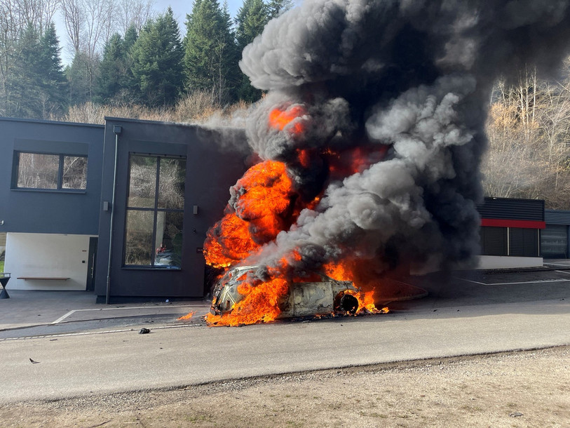 Une importante fumée s'est dégagée du sinistre. (Photo : police cantonale jurassienne)