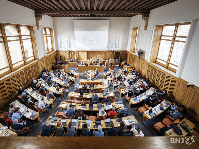 Le Grand Conseil neuchâtelois a accepté le 17 février de modifier la Constitution cantonale pour introduire une reconnaissance des aînés (archives).
CREDIT: Keystone/VALENTIN FLAURAUD
