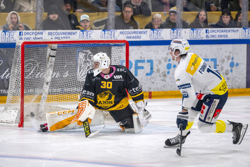 Alex Formenton transforme son pénalty face au gardien ajoulot Antoine Keller. Le Canadien d'Ambrì-Piotta a su se montrer décisif jeudi. (Photo : KEYSTONE/Georgios Kefalas)