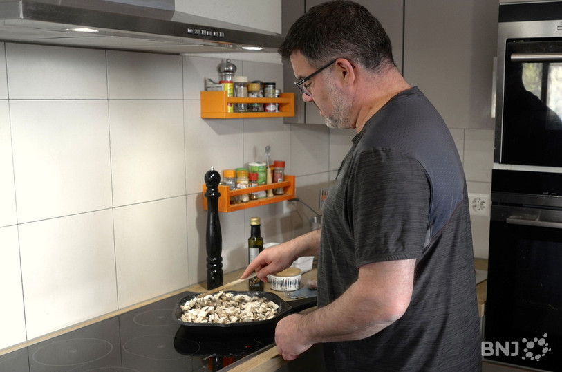 Damien Chappuis prépare la farce de son filet mignon.