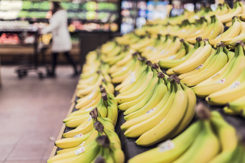 Les rayons de bananes ne ressemblaient pas à cela dans certains magasins ces dernières semaines. (Photo d'illustration libre de droits).