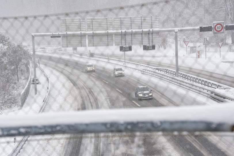 Il est désormais autorisé de devancer par la droite sur l'autoroute. (Photo: KEYSTONE/Ti-Press/Pablo Gianinazzi)