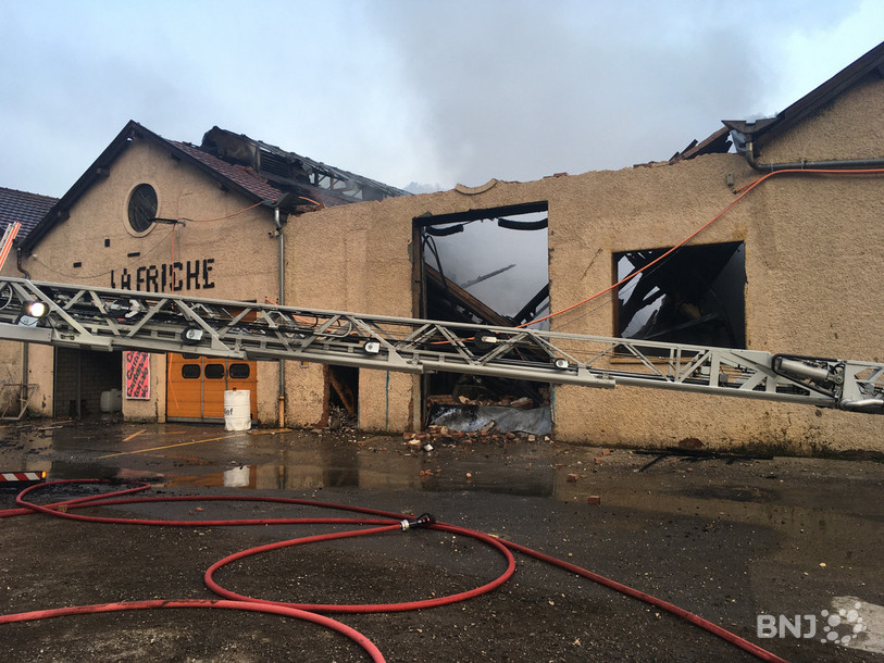 Le feu a détruit un local loué à un privé de l'ancienne usine Thécla à St-Ursanne. 