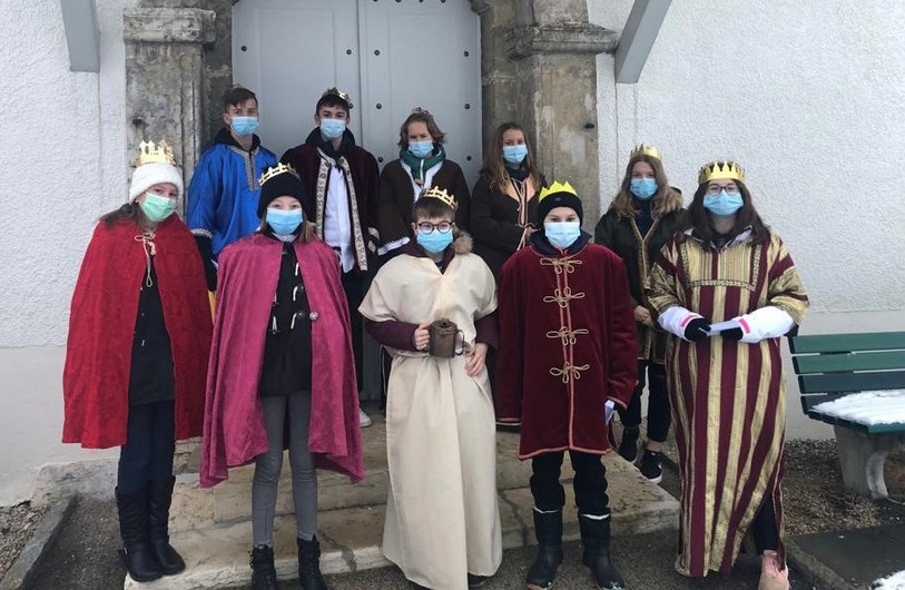 Des Rois mages, masqués, ont arpenté le haut du Clos du Doubs.