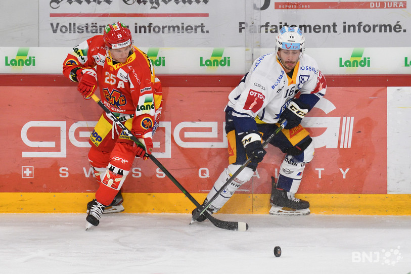 Toni Rajala (en rouge) et la brigade étrangère du HCB sont en souffrance depuis quelques matches. (Photo : Georges Henz) 