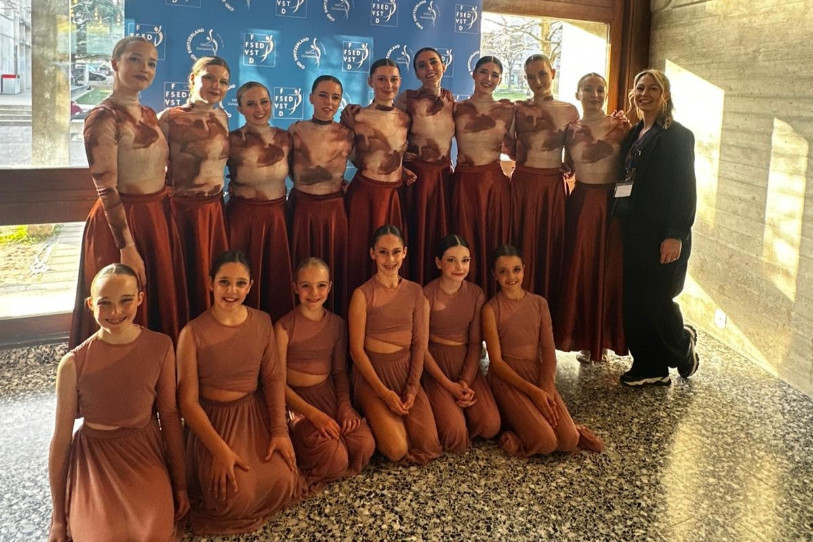 Le Ballet de l’ambre récompensé à Nyon : Mathilde Bouquenez, Pauline Michel, Ludivine Stegmüller, Méline Rieder, Téa Pedroza, Emma Parziale, Ava Blanchard, Manel Hungerbühler et Alessia Ciocchi, avec leur professeure Candice Bouduban. (Photo : Joëlle Prince.)
