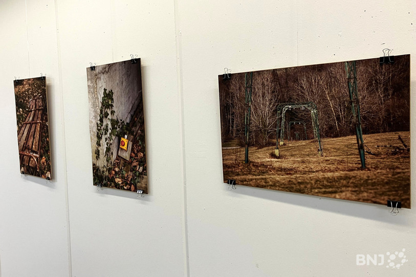 Plusieurs vestiges du téléski de Montvoie à Fontenais sont immortalisés dans l’exposition de Charlène Mamie.
