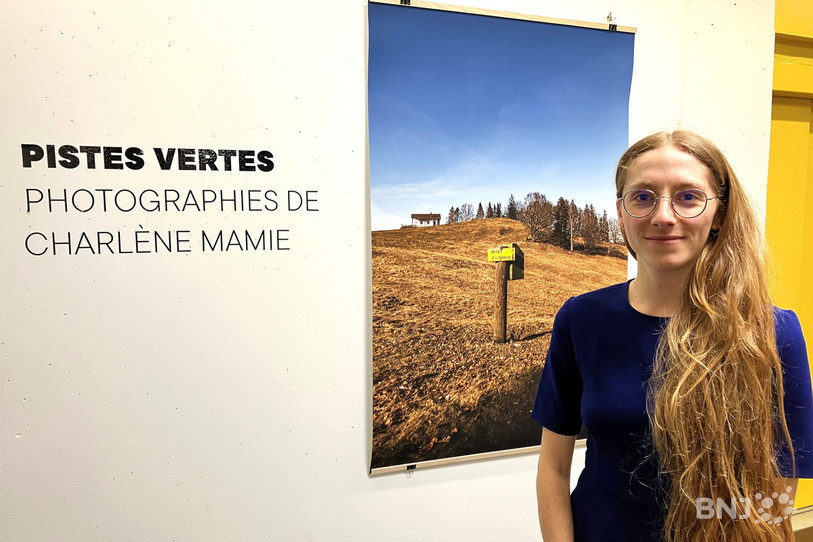 La photographe Charlène Mamie pose devant l’un des vestiges du téléski de la Golatte à Reconvilier.