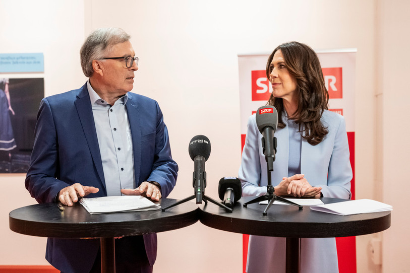 La directrice de la SSR, Susanne Wille, et le président du Conseil d'administration Jean-Michel Cina, le 8 mars 2026 devant les médias à Berne. (KEYSTONE/Alessandro della Valle.)