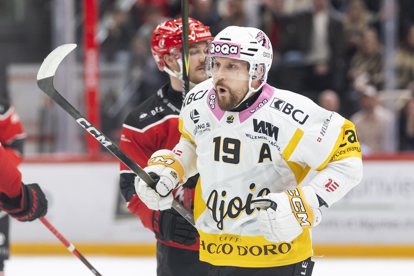 Jeremy Wick exulte après avoir inscrit le 2-2. Le HC Ajoie a montré une belle rage de vaincre lundi soir à Lausanne (photo : KEYSTONE/Cyril Zingaro).