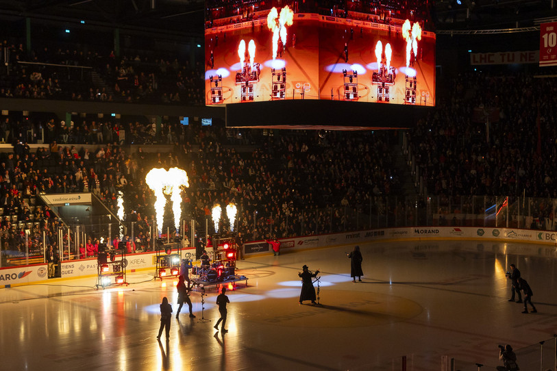 L'avant-match a été marqué par la prestation du groupe jurassien Silver Dust sur la glace vaudoise (photo : KEYSTONE/Cyril Zingaro).