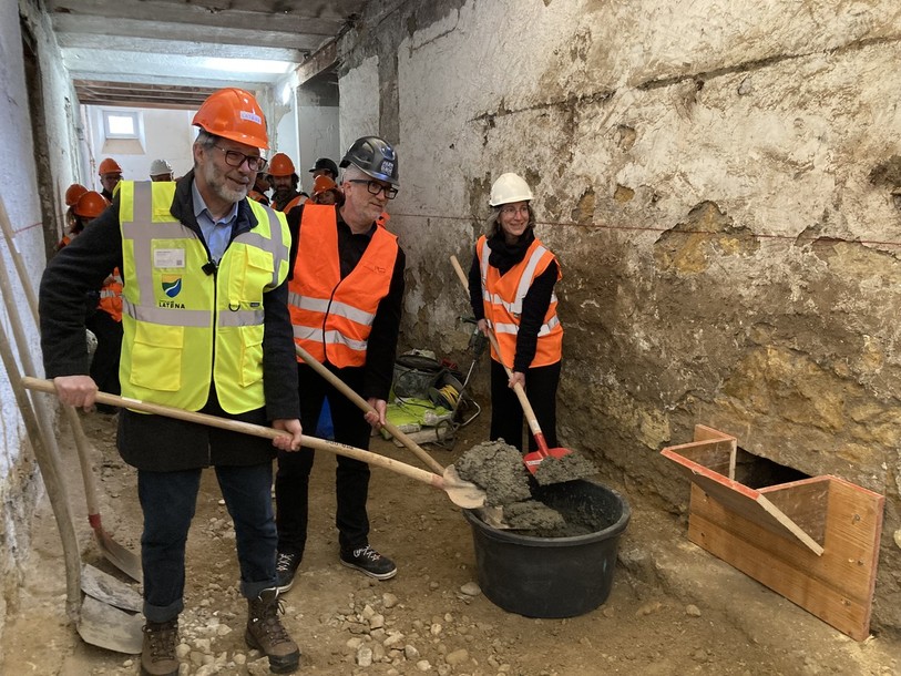 De gauche à droite: le conseiller communal Laurent Amez-Droz, l'architecte Julien Dubois et la conseillère communale Valérie Dubosson lors de la pose de la première pierre du centre médical de Laténa mardi.