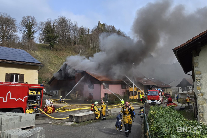 Tout en essayant d'éteindre les flammes, les pompiers ont protégé la maison attenante.