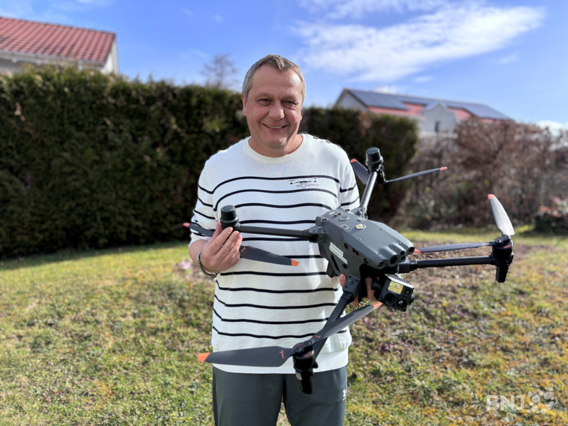 Yves Eray pose avec le plus gros drone de sa collection.