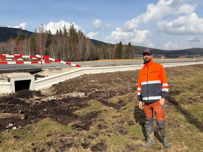 Robin Arnoux, correspondant cantonal au Karch, se tient devant les barrières fixes encore en travaux sur le site des Taillères.