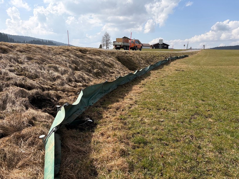 Des barrières temporaires sont en pleine installation sur le site des Taillères, à La Brévine. 
