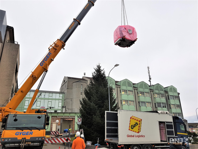 La cabine IRM a été déchargée puis posée dans l'hôpital à l'aide d'une grue.