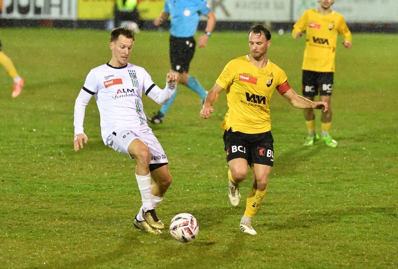 Le FC Courtételle d'Adrien Jeker (en blanc) et les SR Delémont de Noha Sylvestre ont livré un derby accroché mercredi soir à Courtételle (photo : Georges Henz).