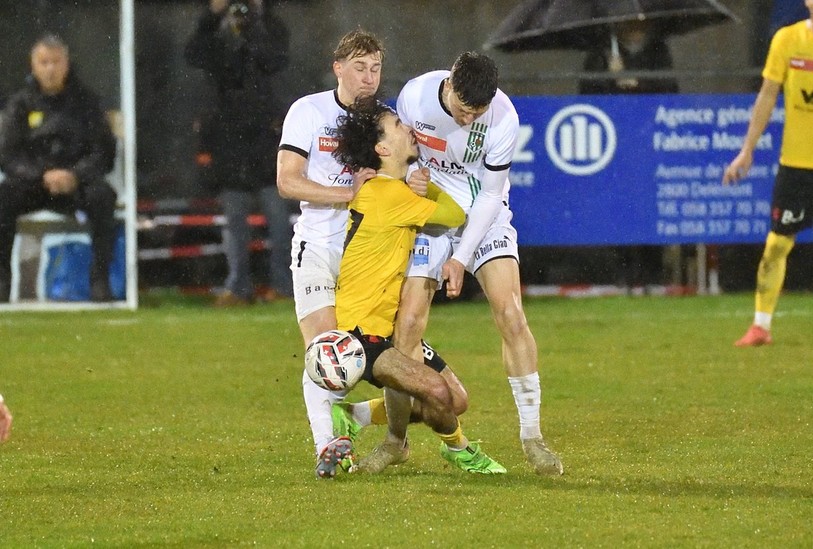 Les SR Delémont d'Adam Assmy (en jaune) se sont heurtés au FC Courtételle d'Antoine Rossé mercredi soir à Courtételle (photo : Georges Henz).