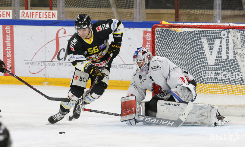 Ueli Huber contourne le gardien valaisan pour offrir le 1-0 à Thibault Frossard lors de la victoire du HC Ajoie face à Viège mardi soir à Porrentruy (photo : Mauricette Schnider).