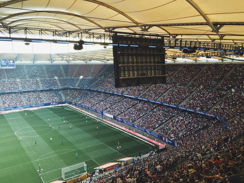 Image prétexte de stade de football. Source : Unsplash
