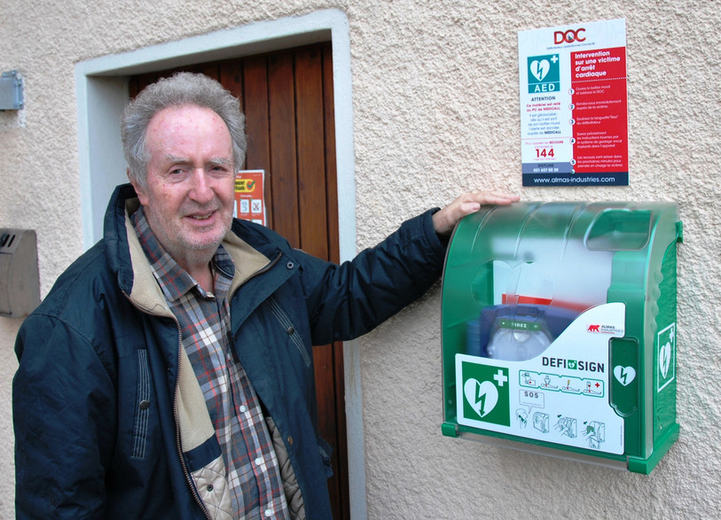 Le défibrillateur a été présenté par René Schrameck, conseiller communal et responsable du projet. (Photo : Commune de Crémines)