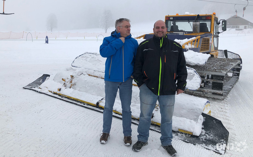 Denis de la Reussille, conseiller communal au Locle, et Matthias Wirth, responsable du téléski de Sommartel.