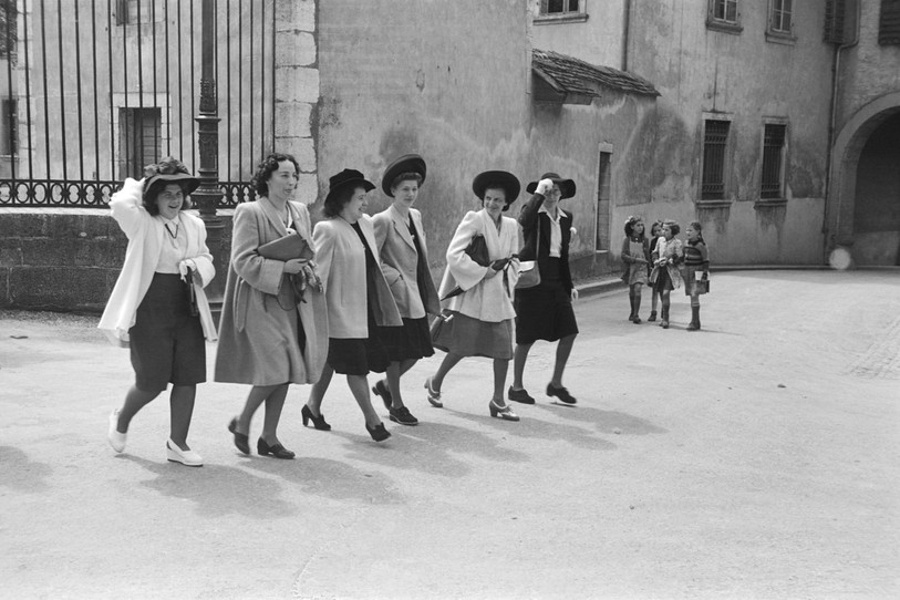 Photographie signée Enard frères du 100e anniversaire de l'École normale des institutrices à Delémont en 1946. (Photo : Musée jurassien d’art et d’histoire, Delémont).