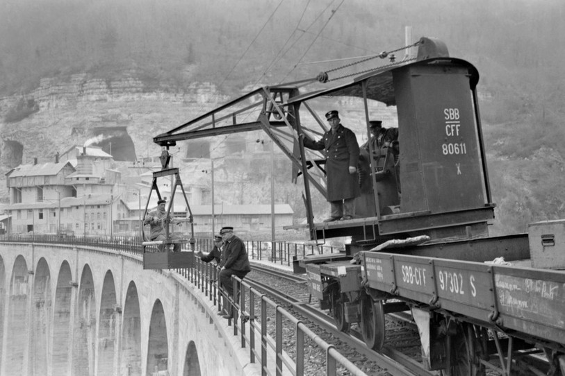 Des travaux sur le viaduc CFF à Saint-Ursanne en 1937, l'un des clichés signé Enard frères et présenté à Delémont. (Photo : Musée jurassien d’art et d’histoire, Delémont.)