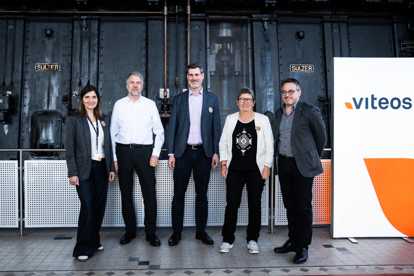 De g. à d. : Michèle Charpié Dewarrat, cheffe de projet chez Viteos, Emmanuel Maître, directeur général de Vadec, Daniel Pheulpin, directeur général de Viteos, Josette Frésard, présidente du Conseil d'administration de Viteos, Théo Huguenin-Elie, conseiller communal et président de la Ville de La Chaux-de-Fonds. (Photo : Viteos)